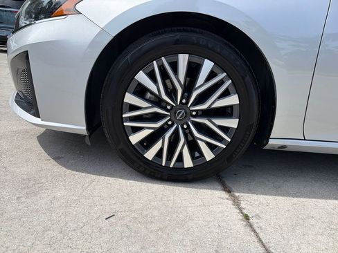 Used 2024 Nissan Altima 2.5 SV FWD image 11