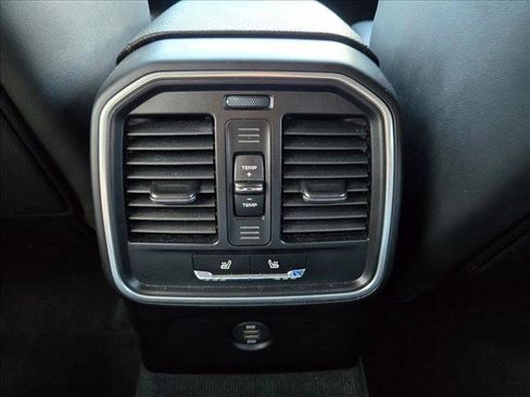Used 2018 Porsche Macan AWD/4WD image 17