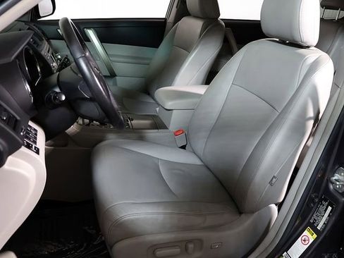 Used 2012 Toyota Highlander SE w/ Tow Pkg AWD/4WD image 4