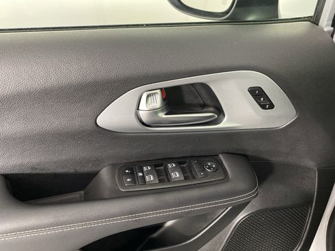 Used 2023 Chrysler Pacifica Touring-L w/ Uconnect Theater Family Group AWD/4WD image 15