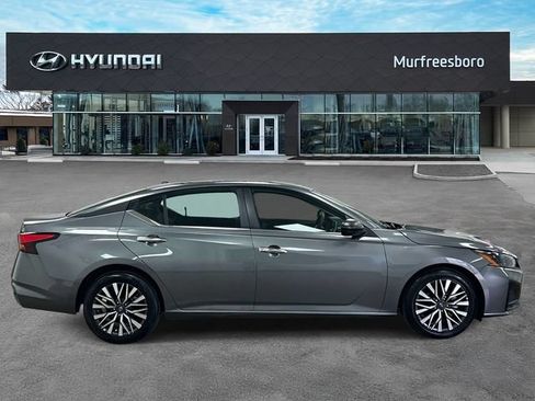 Used 2025 Nissan Altima 2.5 SV FWD image 4