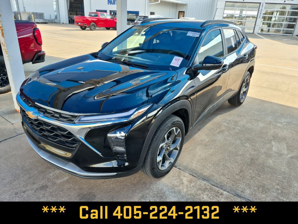 Used 2026 Chevrolet Trax LT FWD image 1