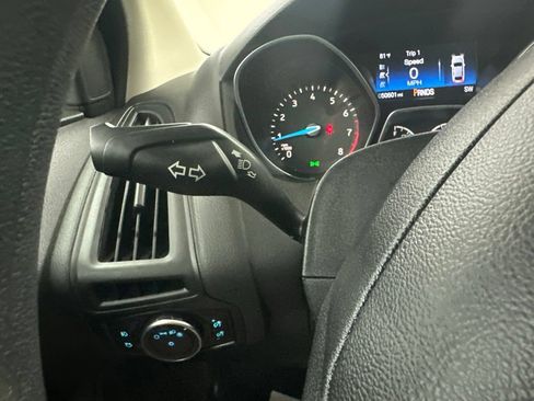 Used 2018 Ford Focus SE w/ SE Appearance Package FWD image 41
