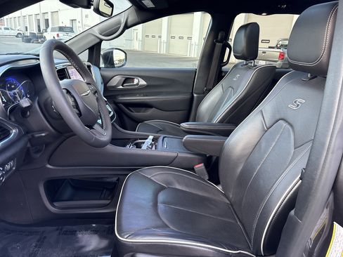 Certified 2022 Chrysler Pacifica Limited w/ Uconnect Theater Family Group image 16