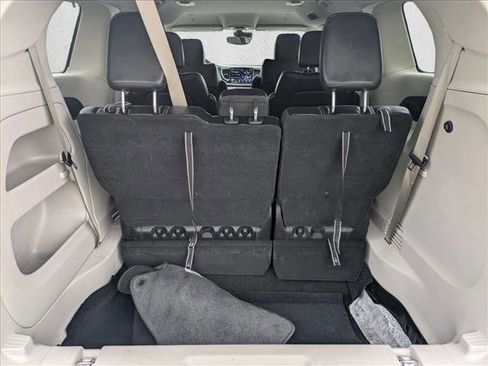 Used 2023 Chrysler Pacifica Touring-L FWD image 6