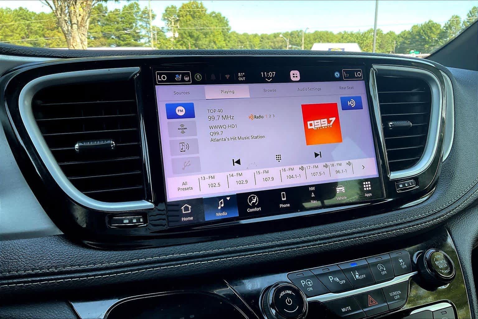 Used 2023 Chrysler Pacifica Limited w/ Uconnect Theater Family Group FWD image 32
