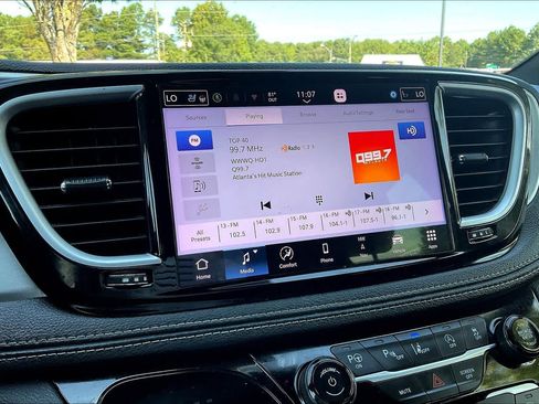 Used 2023 Chrysler Pacifica Limited w/ Uconnect Theater Family Group FWD image 32
