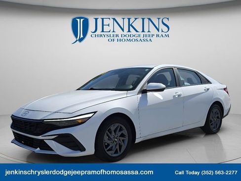Used 2024 Hyundai Elantra SEL FWD image 11