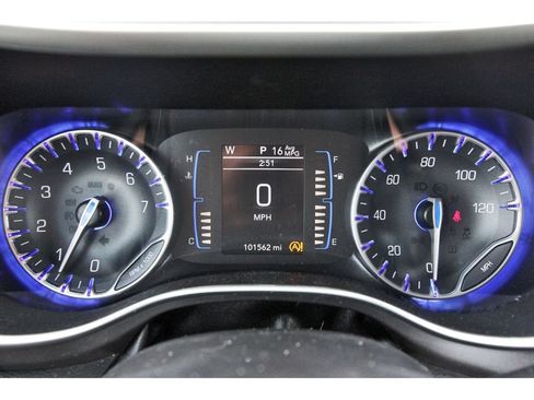 Used 2020 Chrysler Pacifica Touring-L FWD image 18