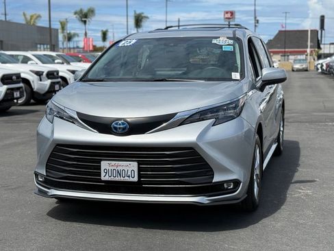Used 2025 Toyota Sienna XLE w/ XLE Plus Package FWD image 5