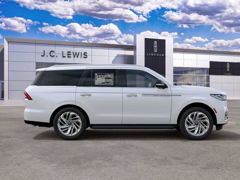 New 2027 Lincoln Navigator Premiere RWD image 8