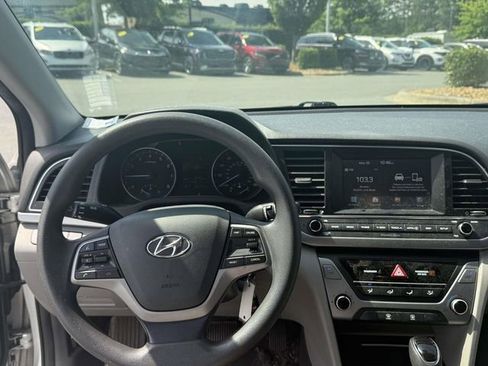 Used 2017 Hyundai Elantra SE FWD image 4