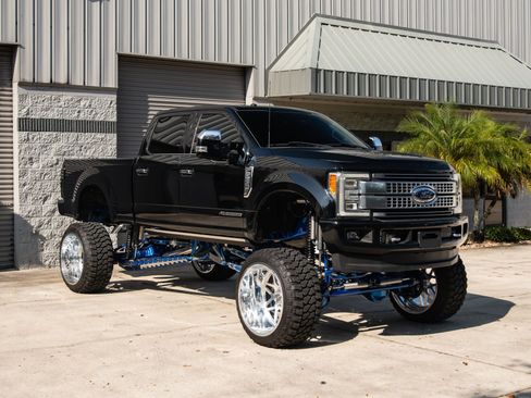 Used 2017 Ford F250 Platinum w/ Platinum Ultimate Package image 4