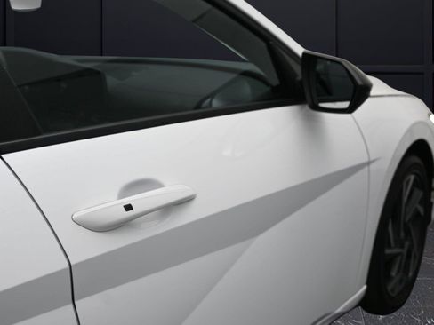 Used 2025 Hyundai Elantra SEL FWD image 16