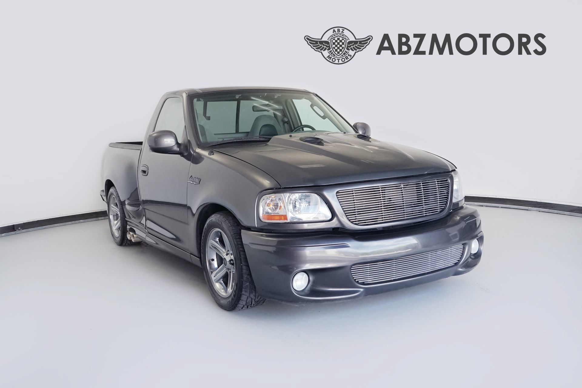 Used 2004 Ford F150 Lightning RWD image 1