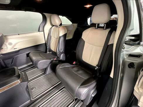 Used 2025 Toyota Sienna Platinum AWD/4WD image 38