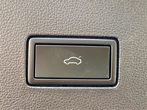 Used 2021 Volkswagen Atlas Cross Sport SE image 23