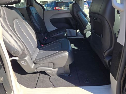 Used 2024 Chrysler Pacifica Touring-L image 8