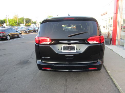 Used 2022 Chrysler Voyager LX FWD image 6