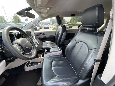 Used 2023 Chrysler Pacifica Touring-L FWD image 20