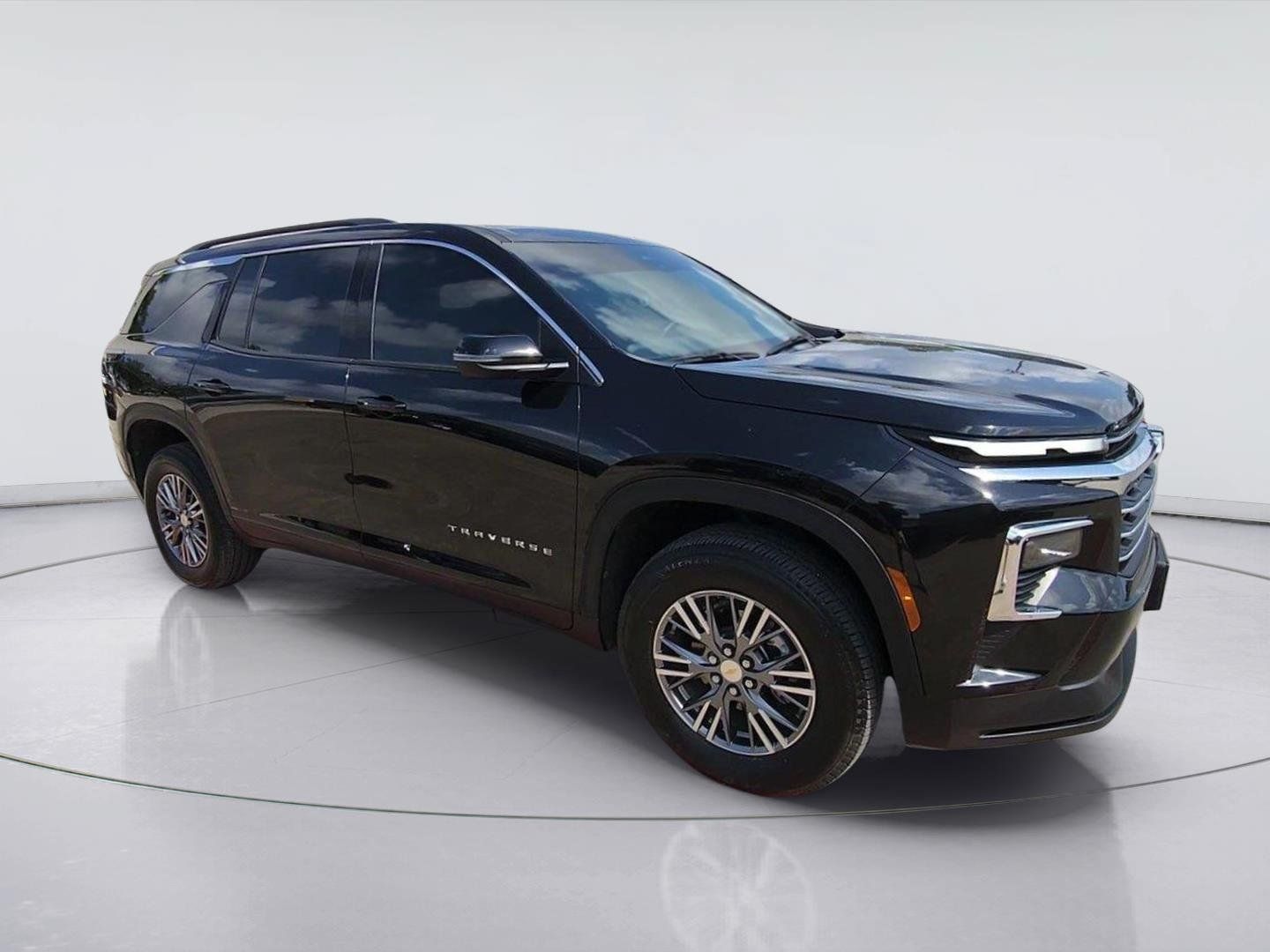 Certified 2025 Chevrolet Traverse LT FWD image 2