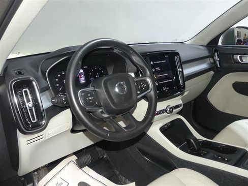 Used 2022 Volvo XC40 T5 Momentum image 24