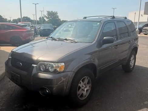 Used 2005 Ford Escape Limited FWD image 2