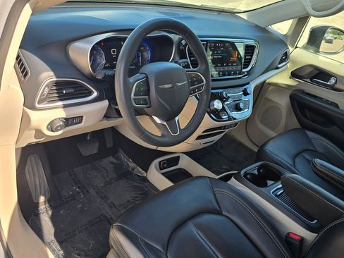 Used 2023 Chrysler Pacifica Touring-L FWD image 26