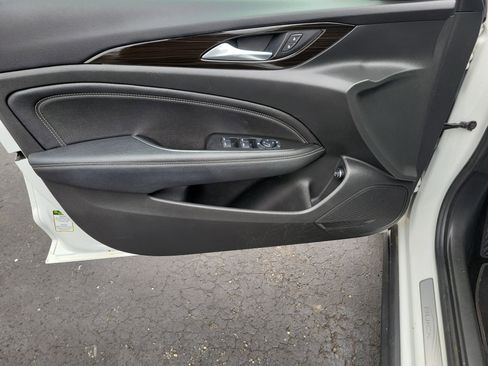 Used 2019 Buick Regal Essence w/ Driver Confidence Package I image 19