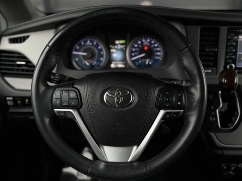 Used 2020 Toyota Sienna Limited image 23