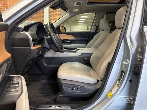 Used 2024 Toyota Grand Highlander AWD Hybrid image 13