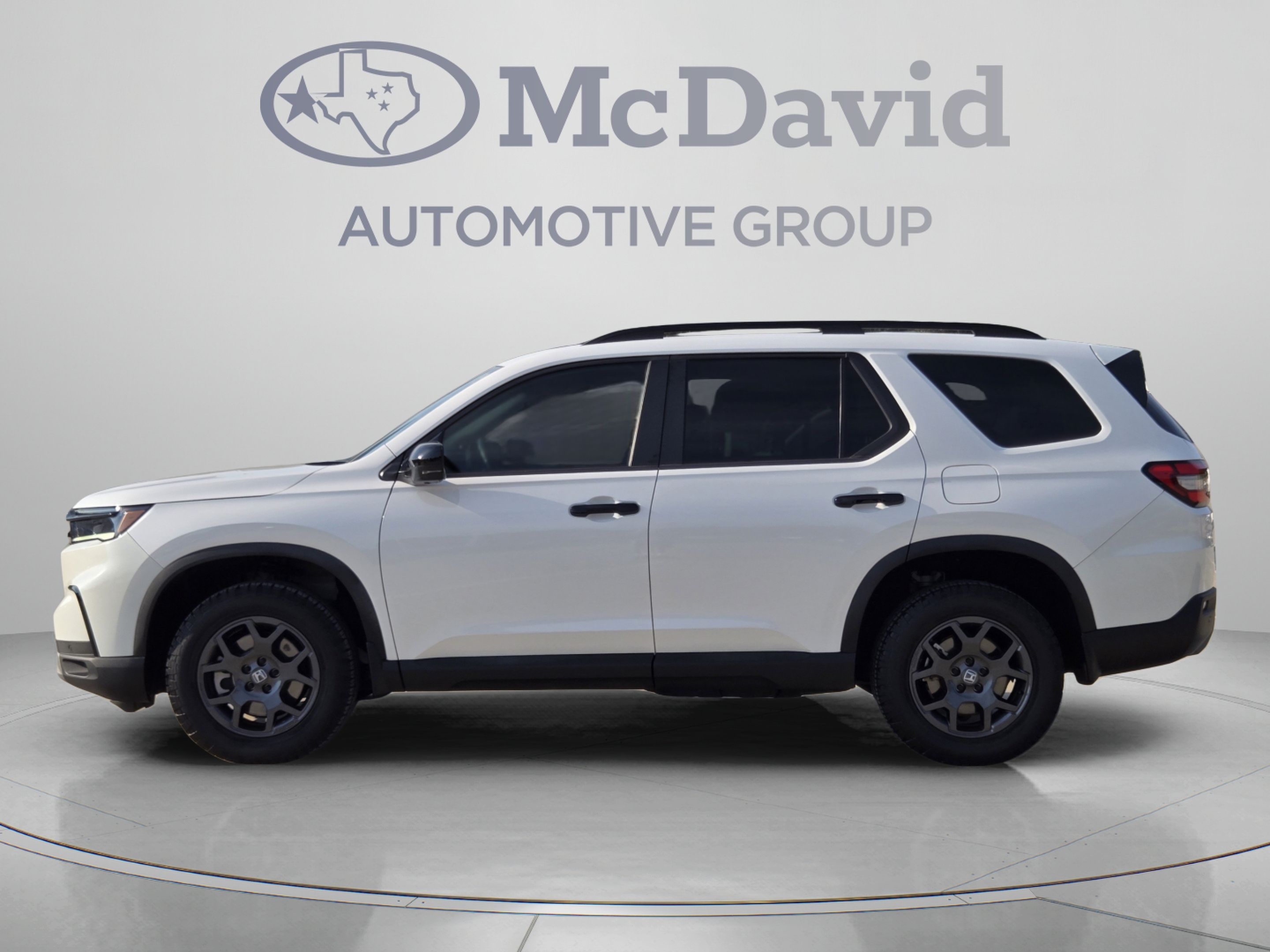 Used 2025 Honda Pilot TrailSport image 2