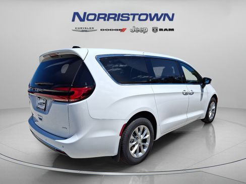 New 2027 Chrysler Pacifica Select w/ Family Tech Group AWD/4WD image 4