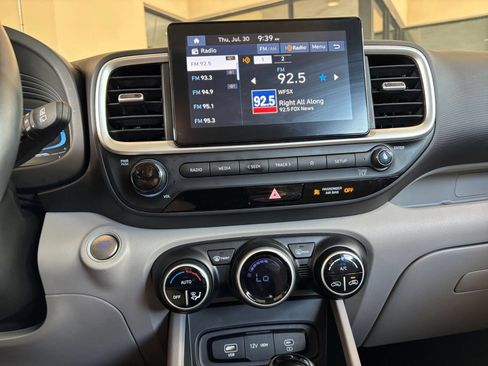 Used 2025 Hyundai Venue SEL FWD image 17