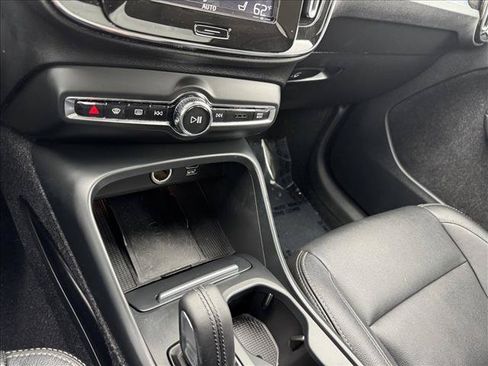 Used 2019 Volvo XC40 T5 Momentum AWD/4WD image 16