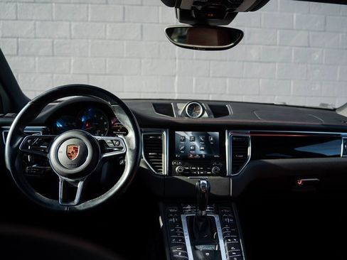Certified 2018 Porsche Macan image 20