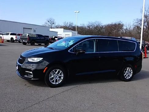 Used 2024 Chrysler Pacifica Touring-L image 4