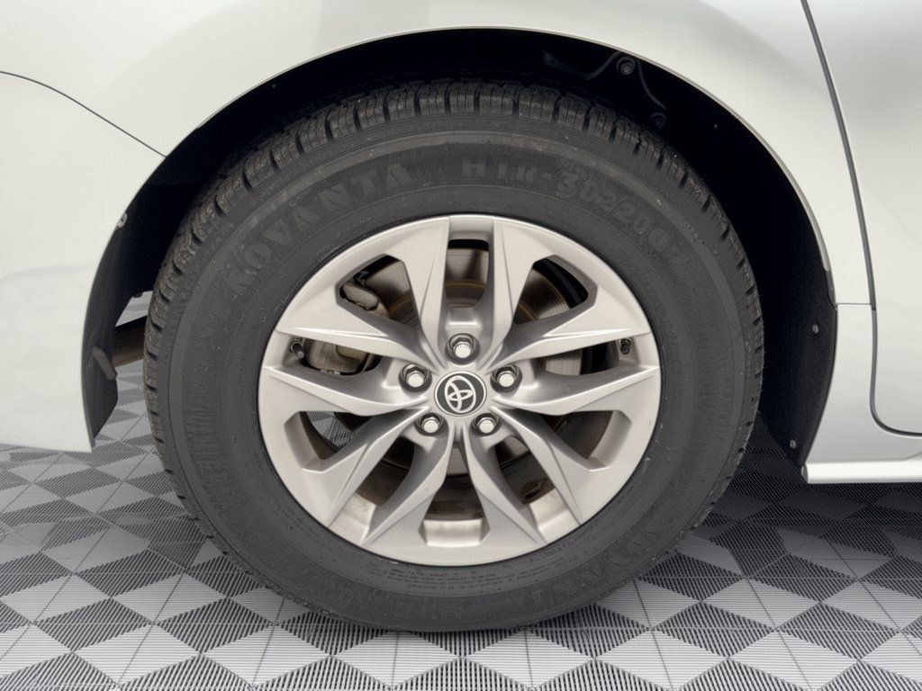 Used 2023 Toyota Sienna XLE w/ XLE Plus Package AWD/4WD image 13