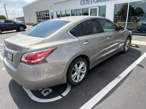 Used 2015 Nissan Altima 2.5 SL w/ Technology Package FWD image 4