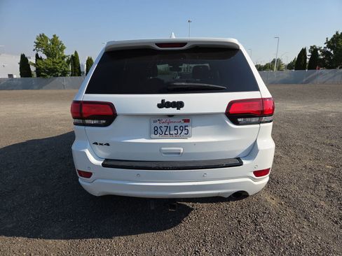Used 2018 Jeep Grand Cherokee Altitude AWD/4WD image 4