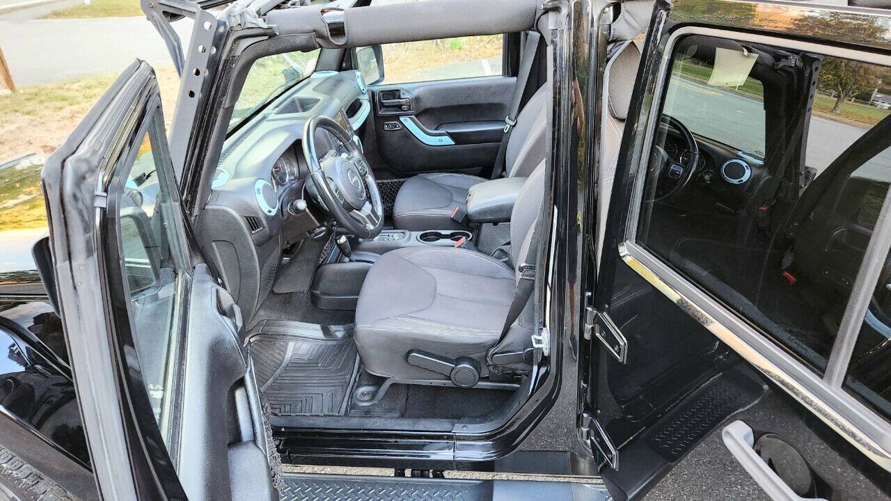 Used 2015 Jeep Wrangler Unlimited Sahara AWD/4WD image 28