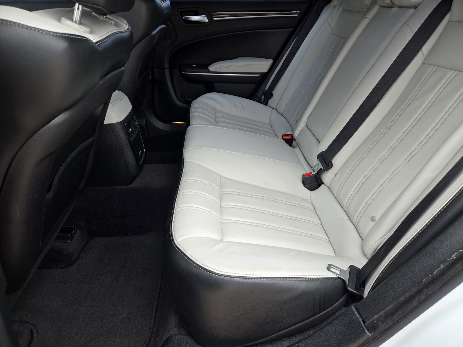 Used 2017 Chrysler 300 S RWD image 8
