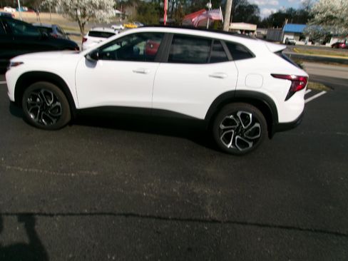 New 2026 Chevrolet Trax RS w/ Sunroof Package FWD image 5