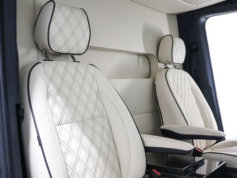 Used 2024 Mercedes-Benz Sprinter 3500 image 29