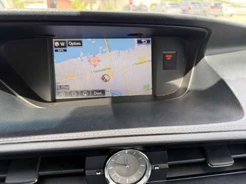 Used 2016 Lexus ES 350 w/ Luxury Package w/Wood Trim image 18