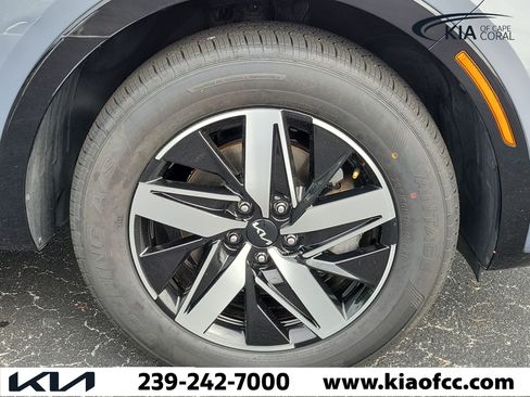 Certified 2023 Kia Sorento S FWD image 7