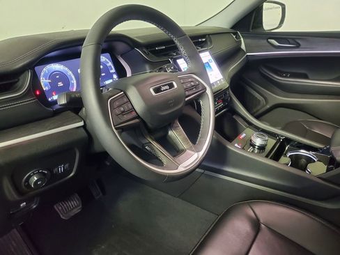 Used 2023 Jeep Grand Cherokee Limited image 20