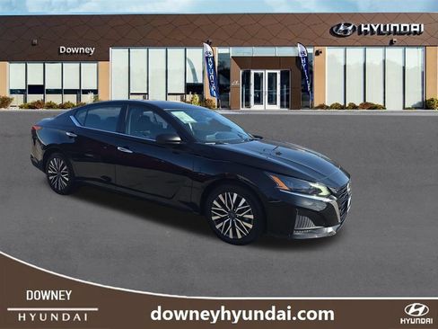 Used 2024 Nissan Altima 2.5 SV FWD image 7
