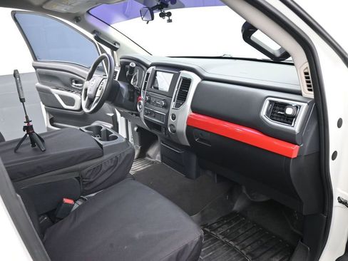 Used 2017 Nissan Titan SV RWD image 5