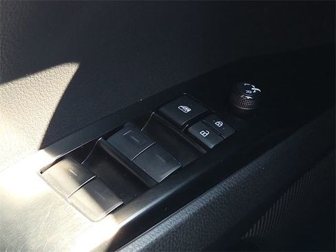 Used 2025 Toyota Camry SE image 19